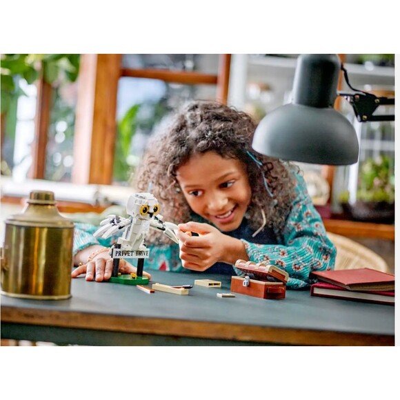 LEGO Harry Potter Hedwig at 4 Privet Drive Owl Figure 76425 - Picture 2 of 10